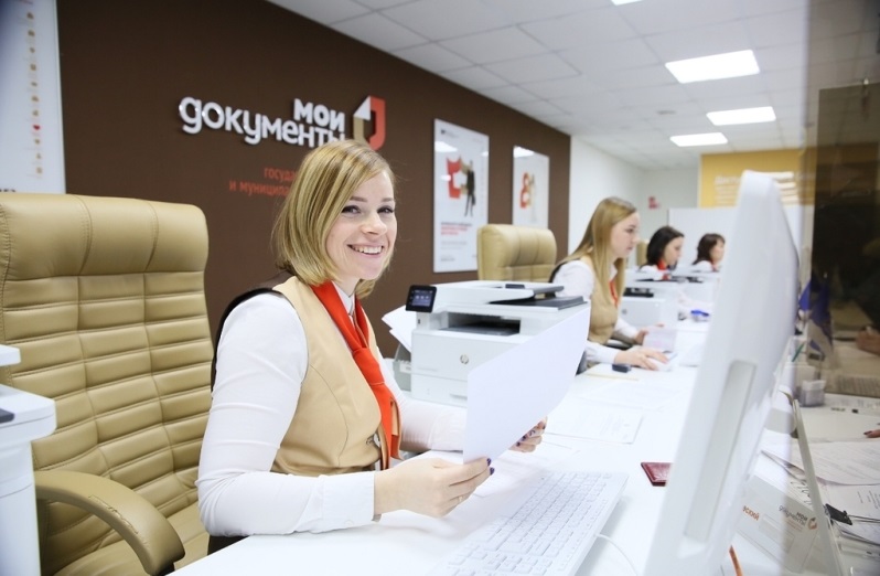 Сотрудница в офисе "Мои документы"